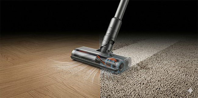 Akkusauger saugt auf Hartboden