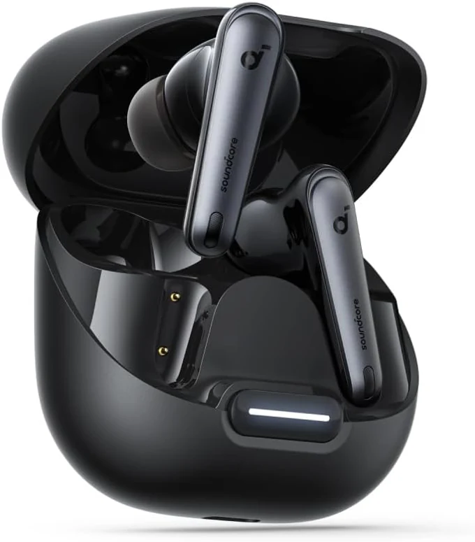 Soundcore Liberty 4 NC in Schwarz mit geöffnetem Ladecase