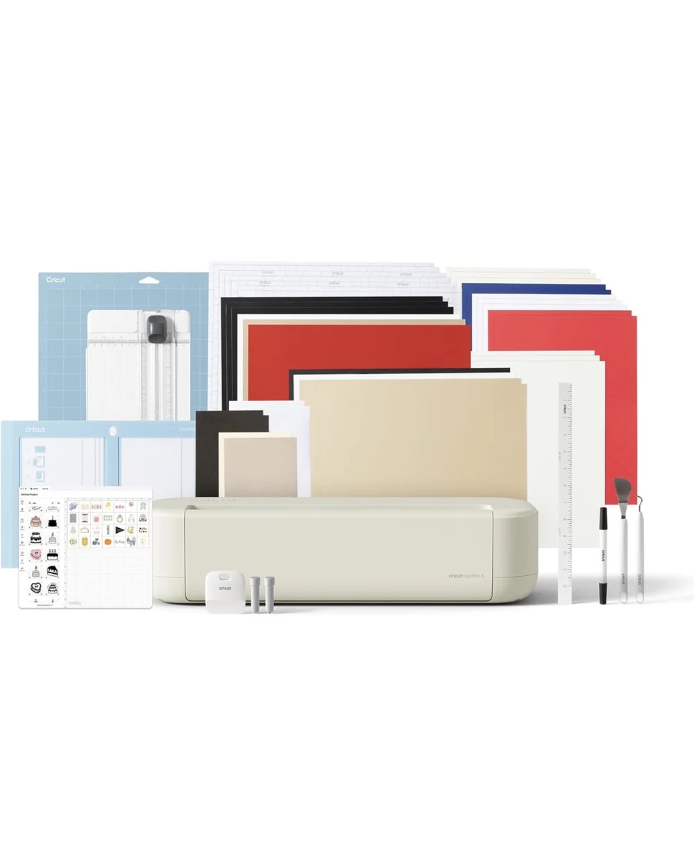 Cricut Explore 5 Essentials Bundle mit Materialien und Zubehör auf weißem Hintergrund