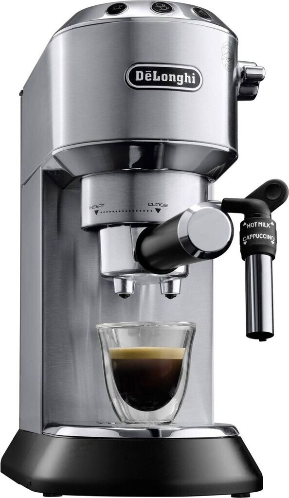 De’Longhi Dedica Style EC685.M in Metall mit einem Espressoglas